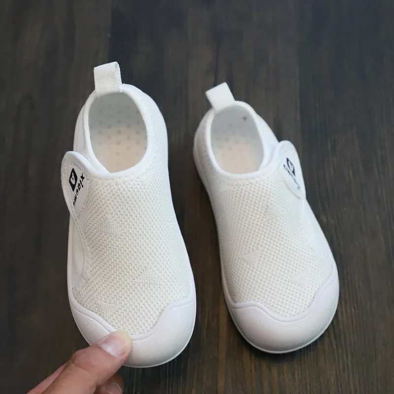 „Tenisówki piłkarskie dla maluchów unisex |   Miękkie, antypoślizgowe podeszwy do zabawy w pomieszczeniach |   Śliczne i ciepłe buty dziecięce (chłopcy i dziewczęta)"