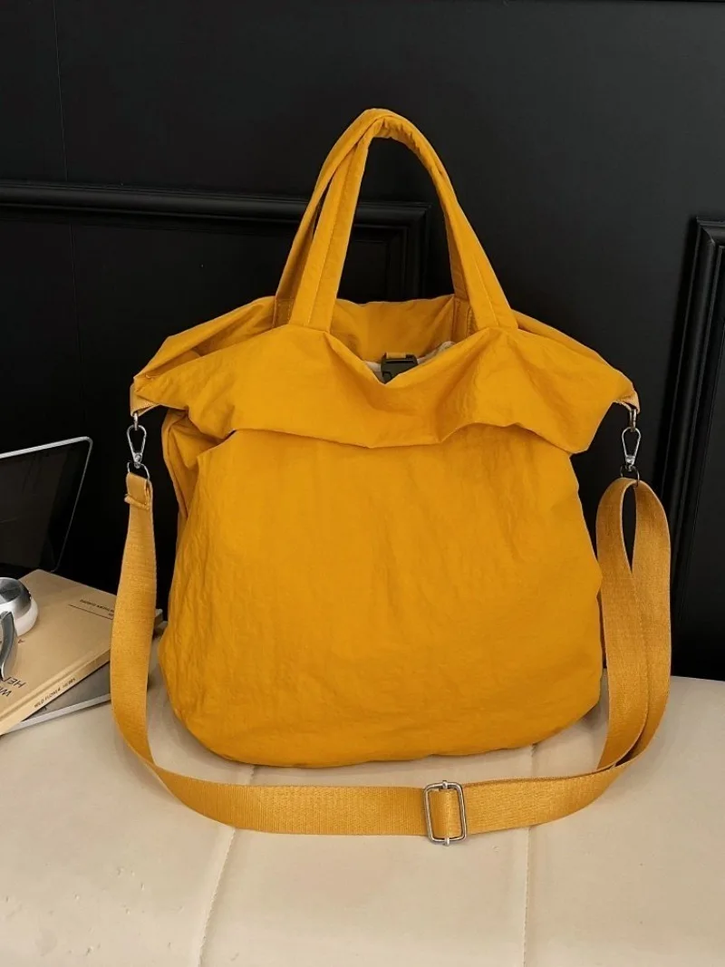CEEKAY Mattschwarze, gekräuselte Nylon-Umhängetasche, übergroße, weiche Umhängetasche mit einfacher Überschlagöffnung, breiter, verstellbarer Stoffriemen, lässige Handtasche – Detail 3