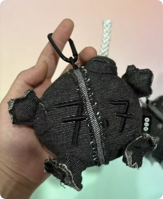 13cm Kawaii Plüsch-Schlüsselanhänger aus schwarzem Denim, Kohleofen-Anhänger, Plüschtier, Weihnachts- und Geburtstagsgeschenk für Fans, auf Lager