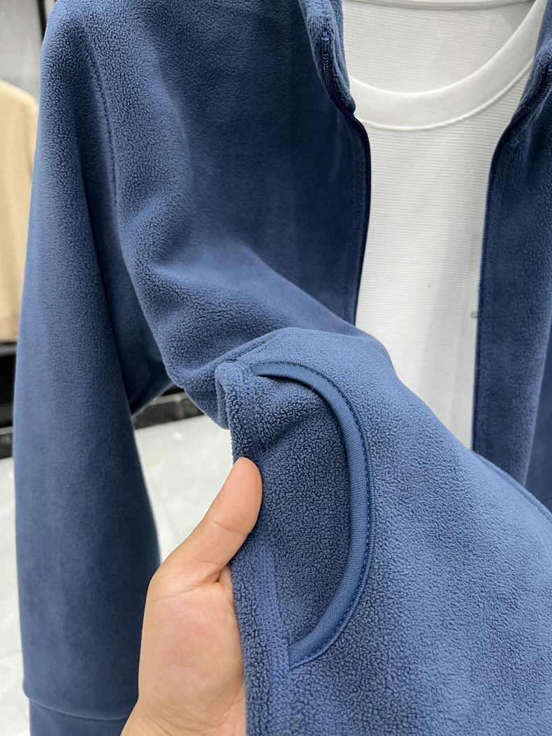 Luxuriöse Plüsch-Winterjacke mit Stehkragen für Herren, Designer-Marke, Pony-Stickerei, Modischer und Bequemer Reißverschluss-Mantel – Detail 25