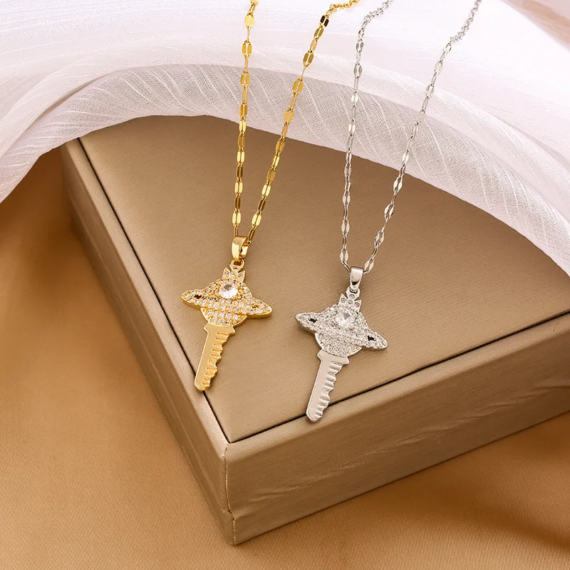 

A simple and elegant European-style necklace with a cross-key pendant and collarbone chain