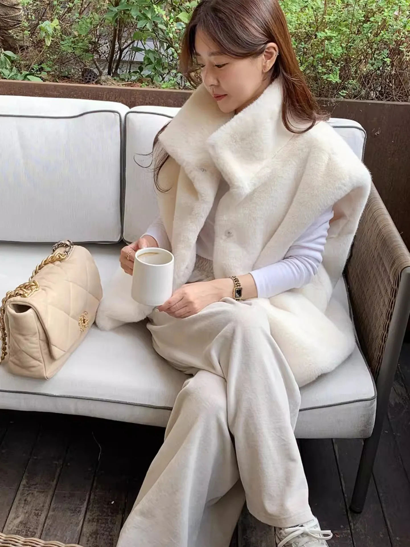 

Clothland женская элегантная куртка из искусственного меха без рукавов со скрытыми пуговицами белый черный толстый жилет пальто женская верхняя одежда топы Mujer MA184