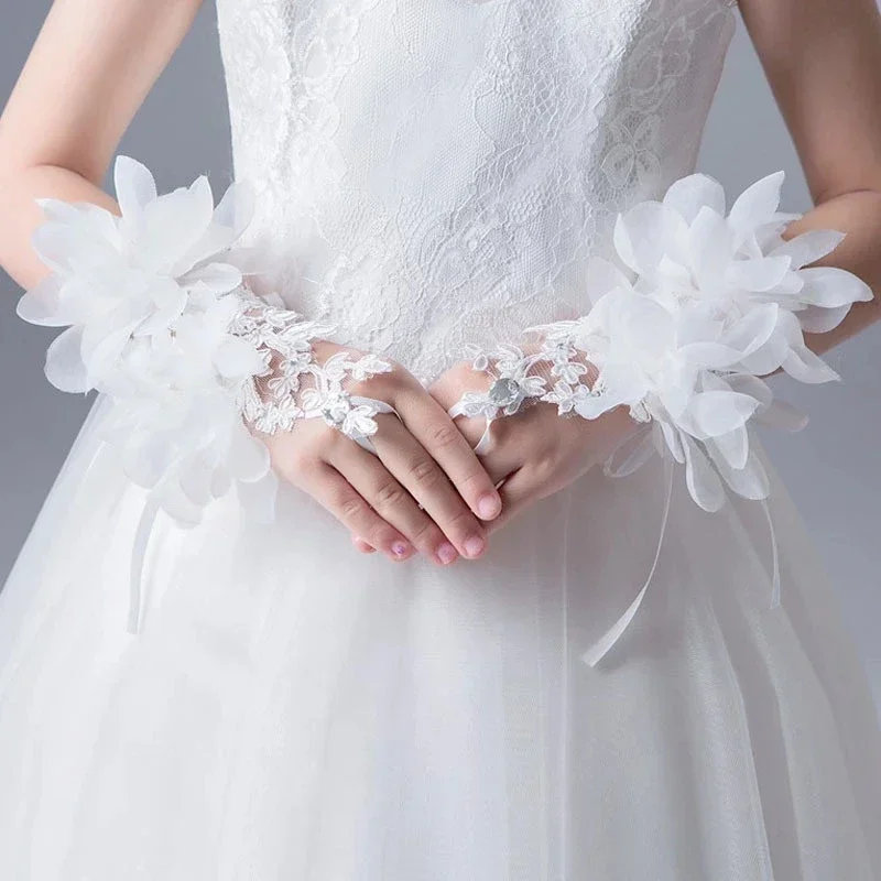 Guantes de boda con decoración de flores y encaje para coche, manoplas de calidad con diamantes de imitación, diseño corto, correa para novia