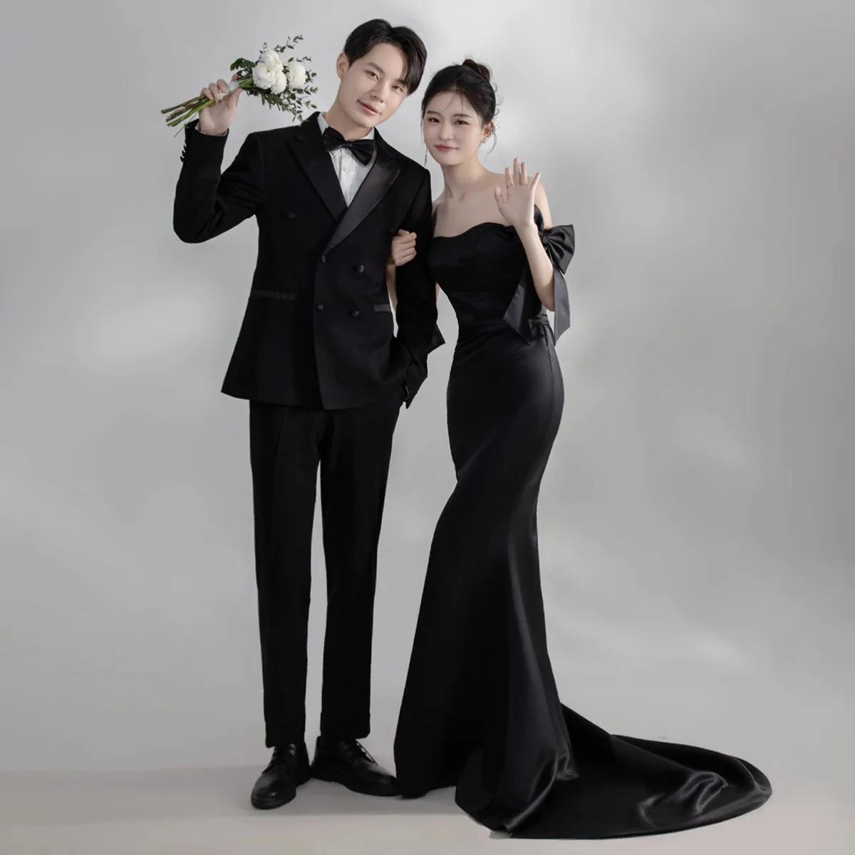 Lichte trouwjurk off-shoulder trip shoot studio thema paar foto's maken gastheer zwart satijn fishtail avond voor dames