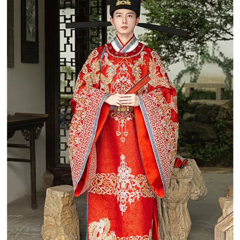 A complete set of heavy-duty Chinese-style wedding dress for Han with phoenix crown and red robe