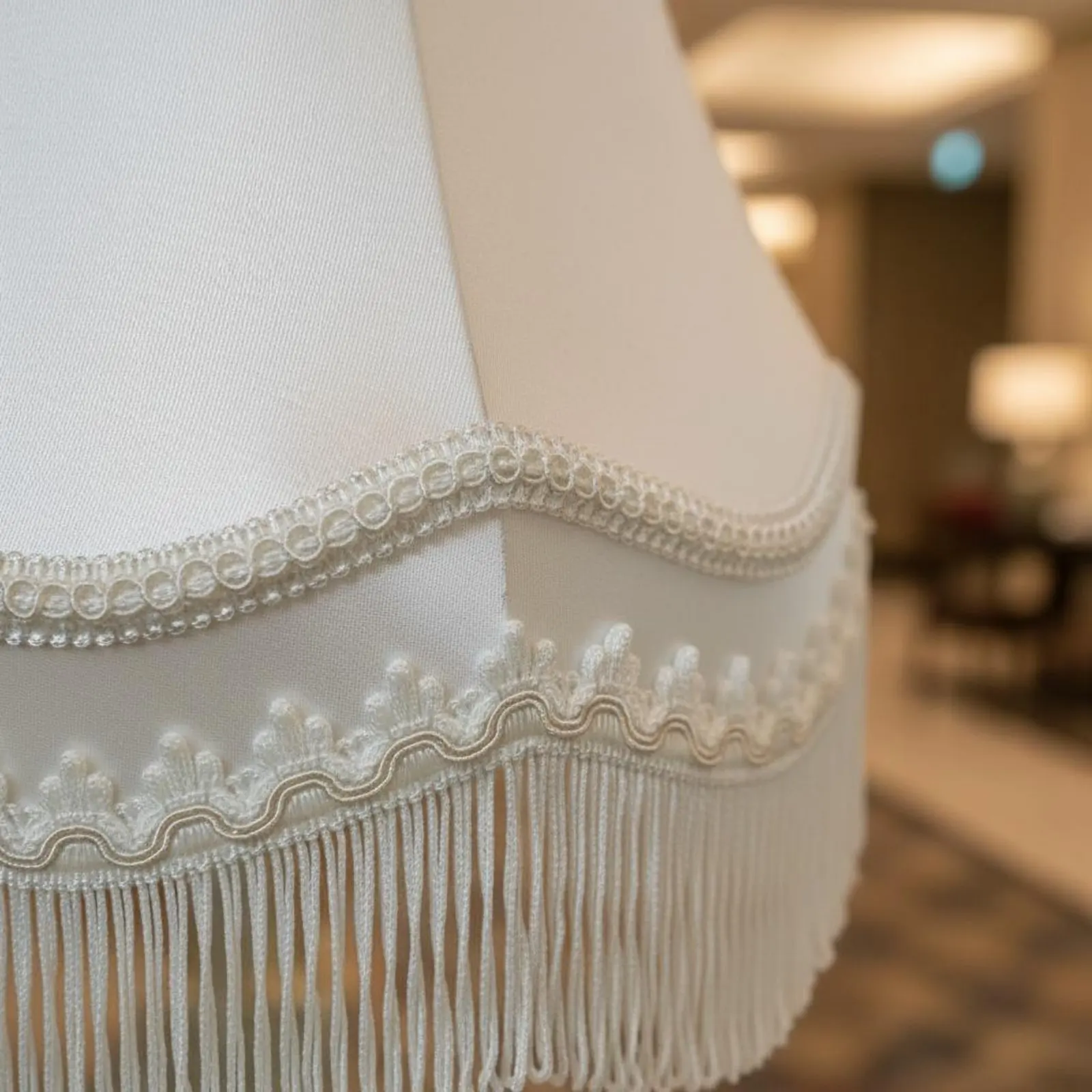 

Tassel Lampshade Classic Design Fringed Lamp Shade Bell Lampshade Warm Atmosphere Household Decor Scalloped Rim for Hotel Lobby