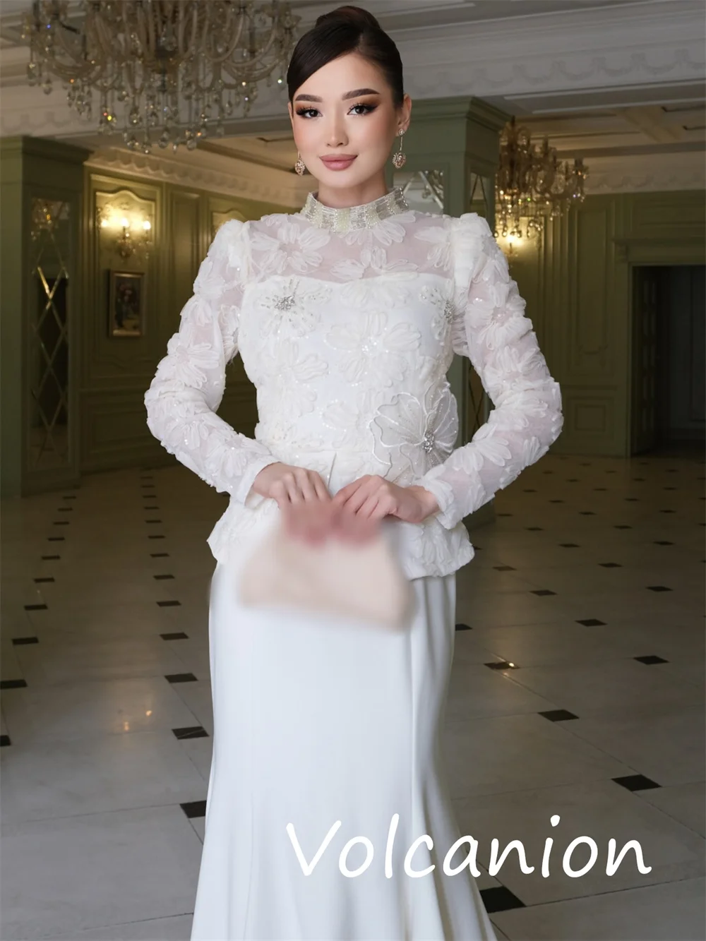 ที่กําหนดเองคลาสสิกประณีตเจอร์ซีย์ประดับด้วยเลื่อมจีบทรัมเป็ตคอสูงชุดยาว Bespoke โอกาสสบายๆ