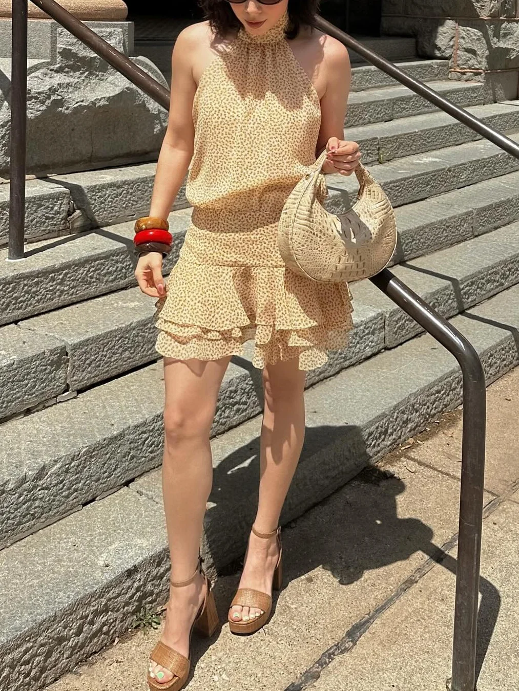 Moda feminina em camadas decorativas halter pescoço mini vestido primavera feminino sem mangas impresso curto praia vestido de férias