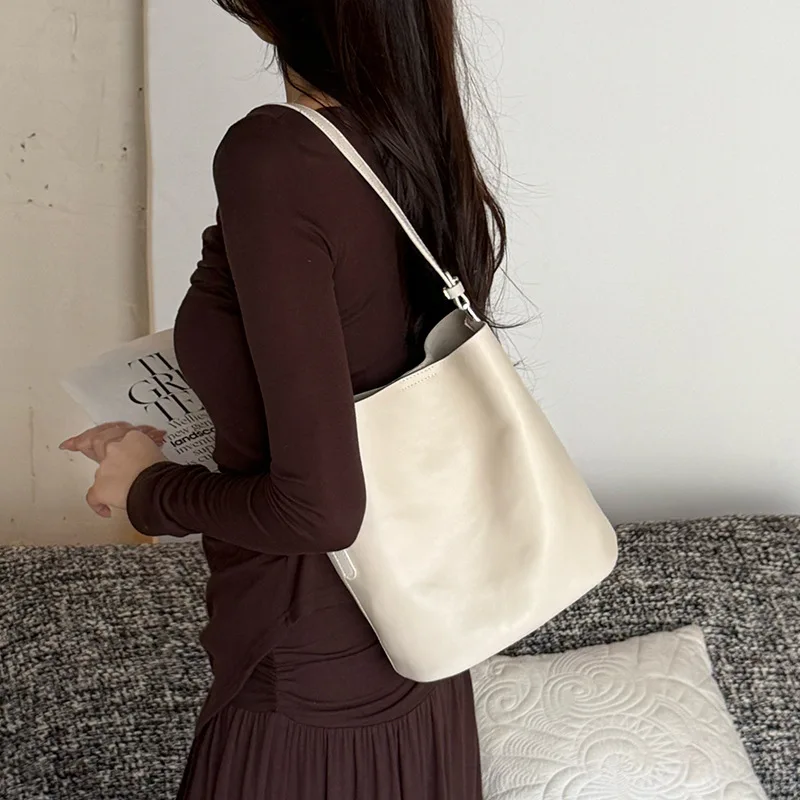 

Women's Vintage Leather Bucket Bag with Crossbody Strap Vegetable Tanned Leather Daily Commuter Handbag