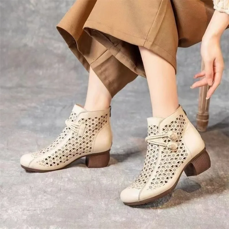 Damen Retro-Stiefeletten mit Ausschnitten, runde Zehenpartie, klobiger Blockabsatz, Reißverschluss hinten, kurze Stiefeletten, ethnisches Quastenmuster, atmungsaktive Stiefel. – Detail 1