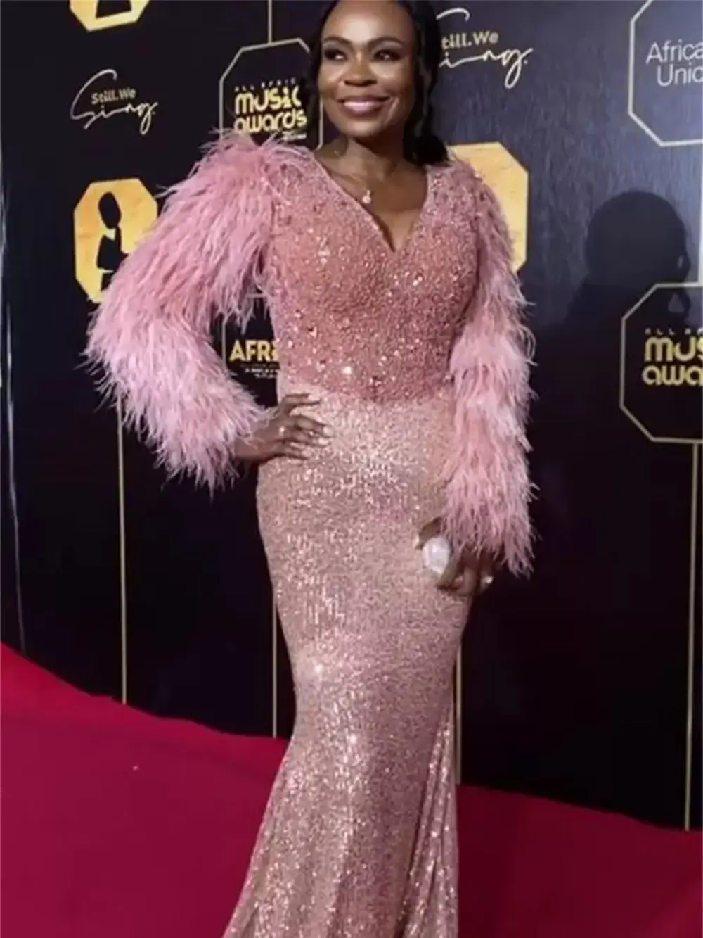 

Pink Luxury Mermaid Prom Dress Beaded Feather Long Sleeve V Neck Ladies Formal Occasion Dress Floor Length Birthday Party Dress