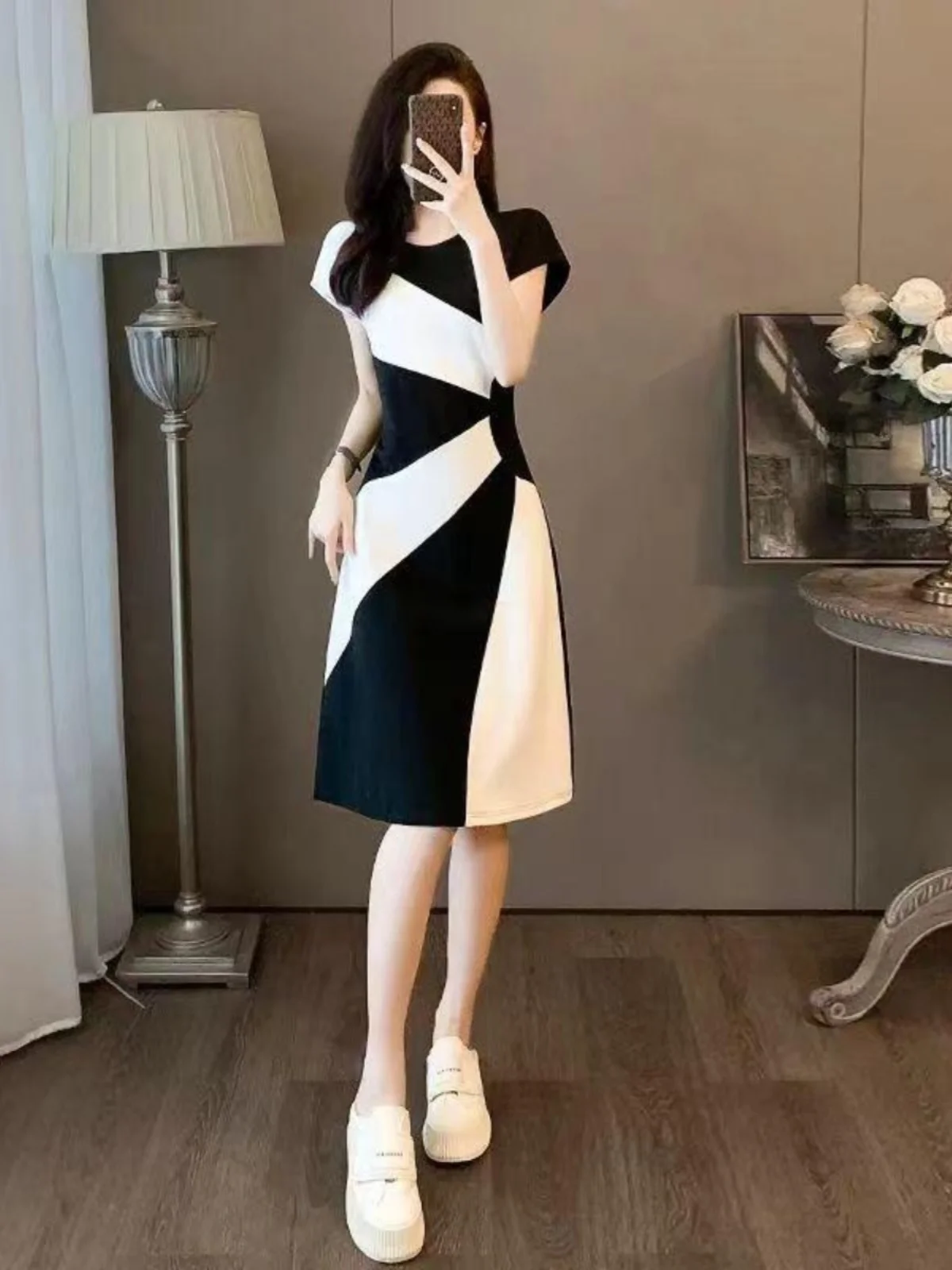 

Повседневное платье в стиле колор-блок, лето 2025, новая модель, элегантное, стройнящее, с завышенной талией, черно-белое, сшитое из разных частей, миди-юбка, корейская версия