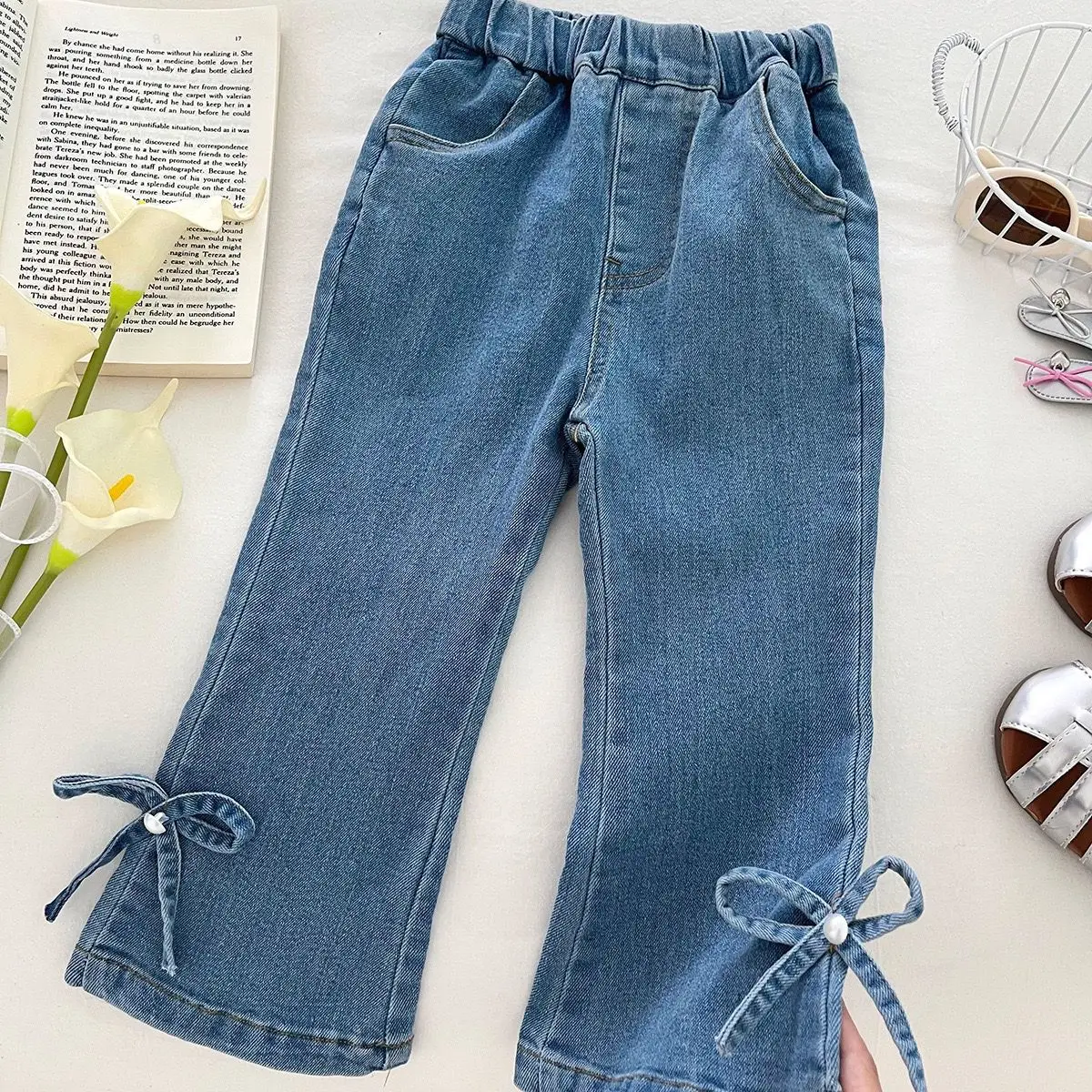 2025 الفتيات الجينز الخريف القوس التفاصيل مضيئة السراويل العصرية الاطفال سراويل جينز تنوعا طفل قيعان الزي غير رسمي