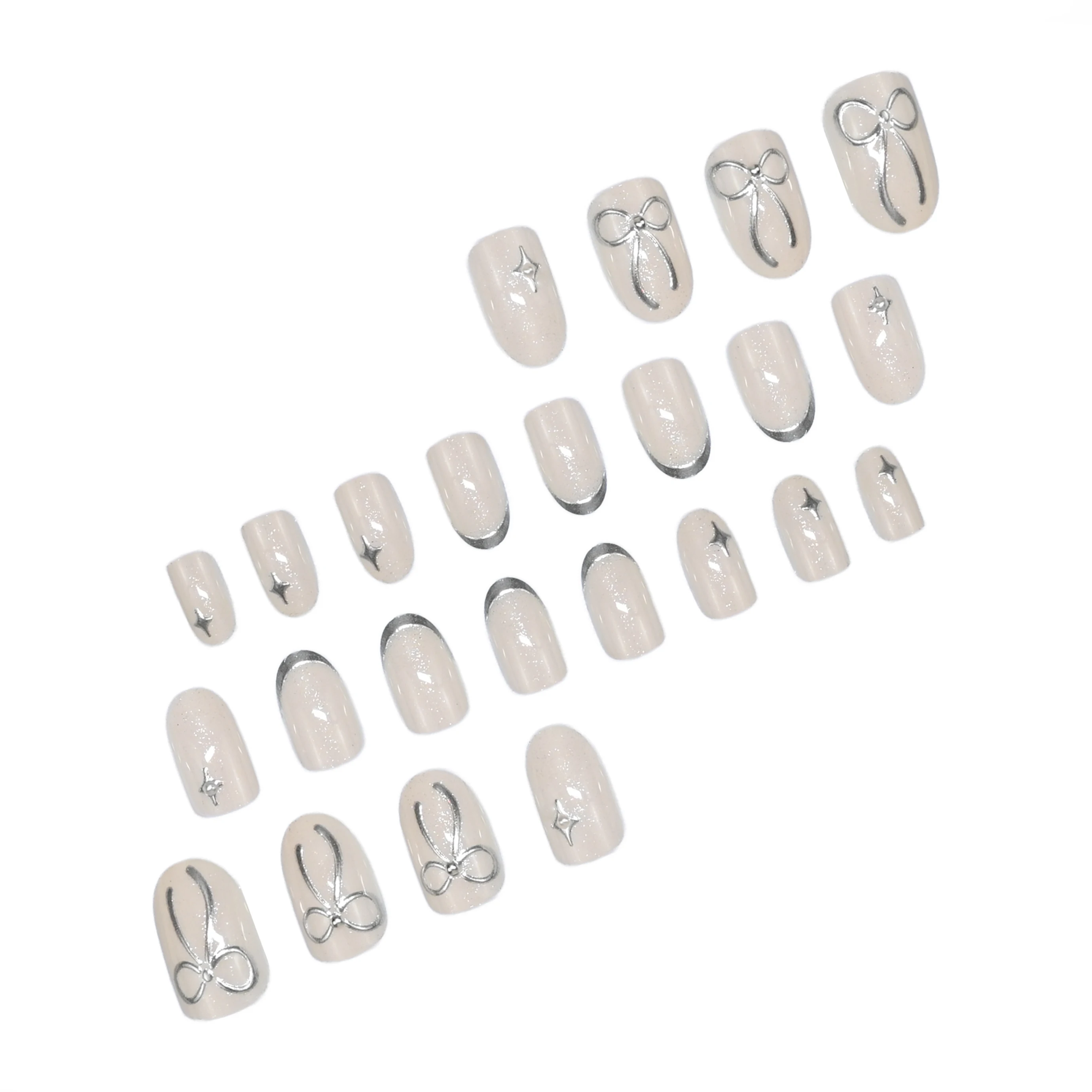24個入りの手作りショートラウンドプレスオンネイル。 シルバ - Nail Art Wedding のレビューと価格