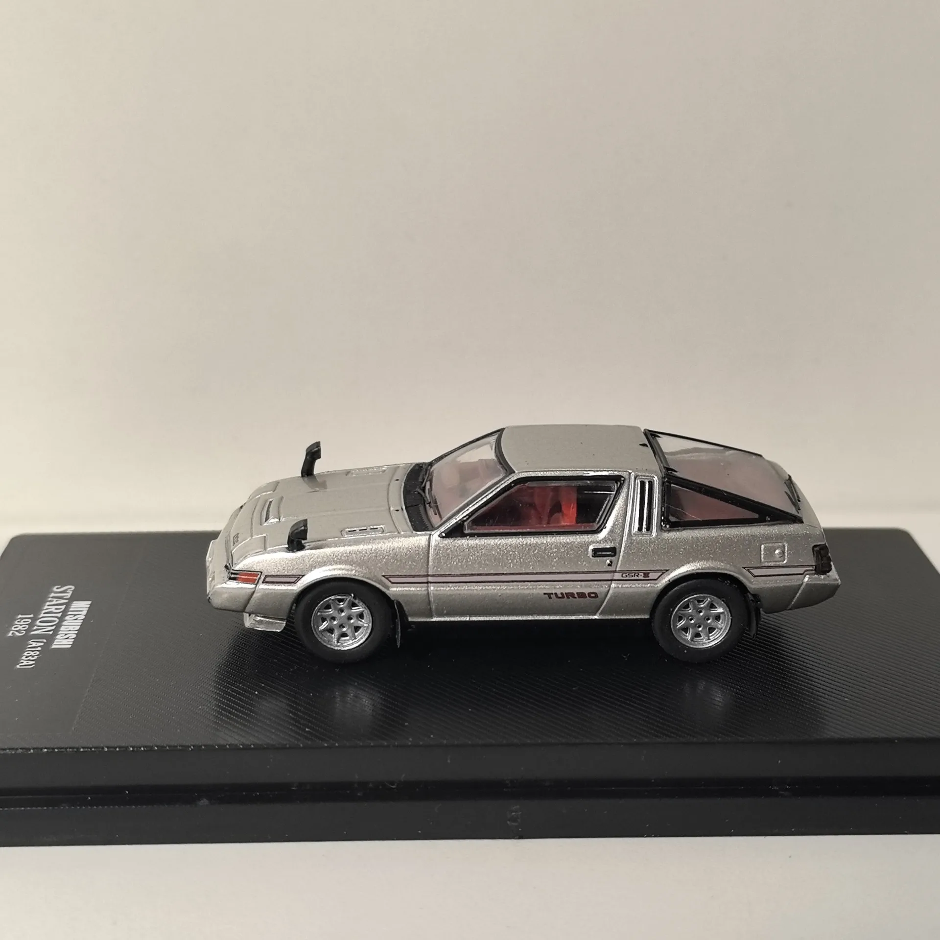 دييكاست DEA 1/64 مقياس MITSUBISHI STARION 1982 ميتسوبيشي سبيكة سيارة نموذج تحصيل لعبة هدية تذكارية عرض حلية