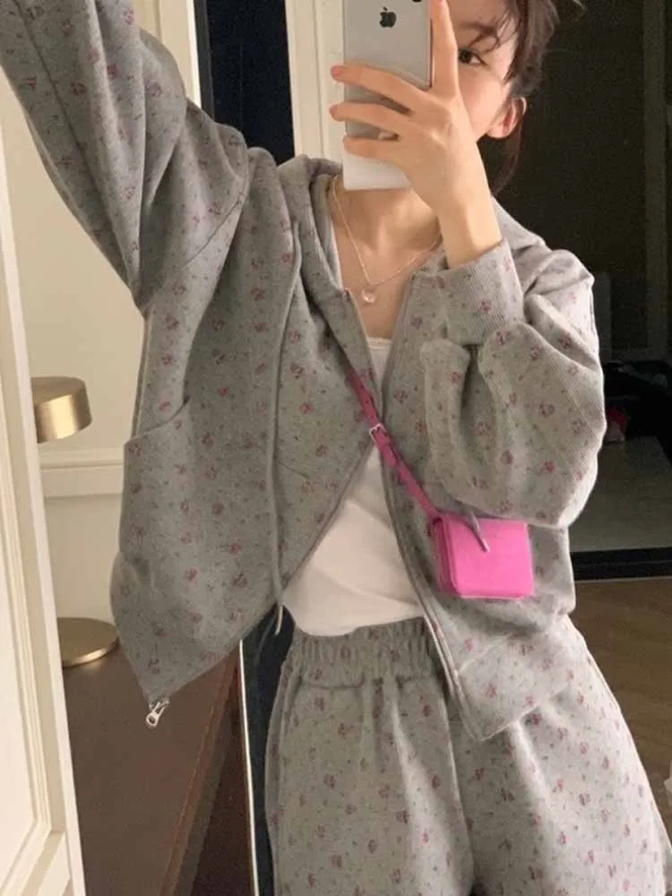 

Модный комплект с милым цветочным принтом, женский корейский свитер, джемпер, брюки, костюм из двух предметов, молодежное поступление 2024, Новое поступление