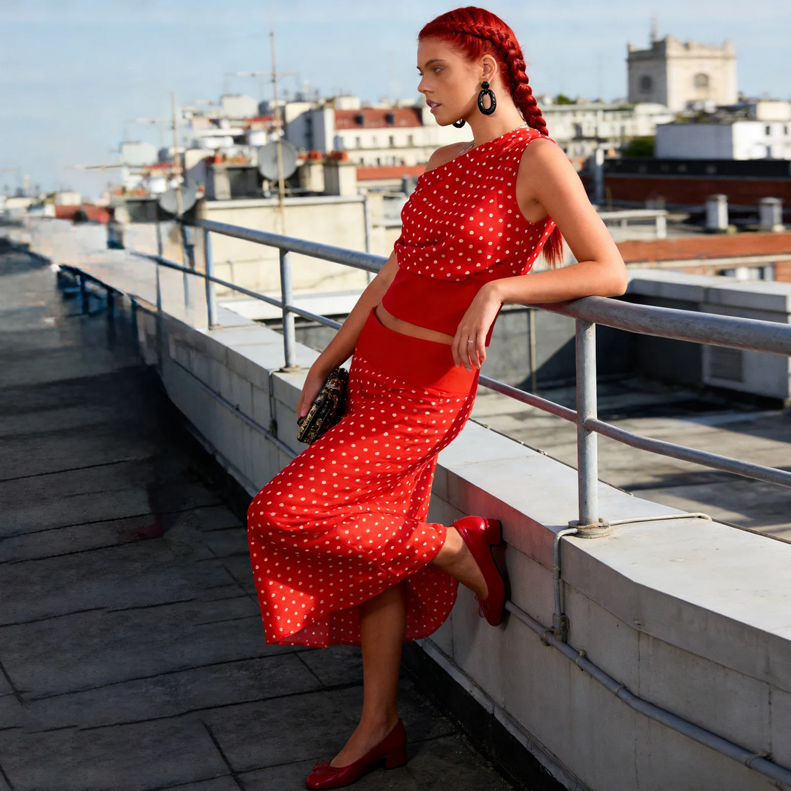 

Элегантный женский комплект из двух предметов: топ на одно плечо с принтом в горошек и длинная облегающая юбка. Наряд для офиса.