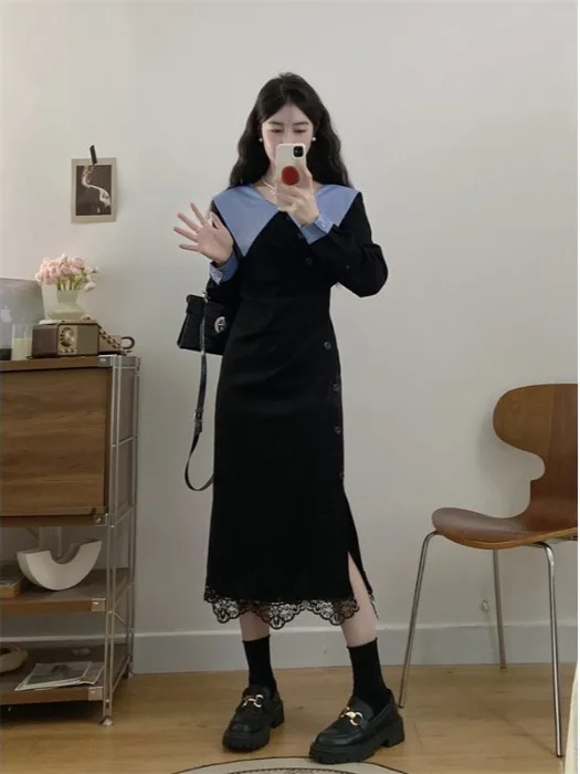 Sukienka damska z francuskim kołnierzykiem Piotrusia Pana, koronkowymi wstawkami, rozcięciem z boku, elegancka, czarna, unikatowe guziki, fason A-line, jesień.