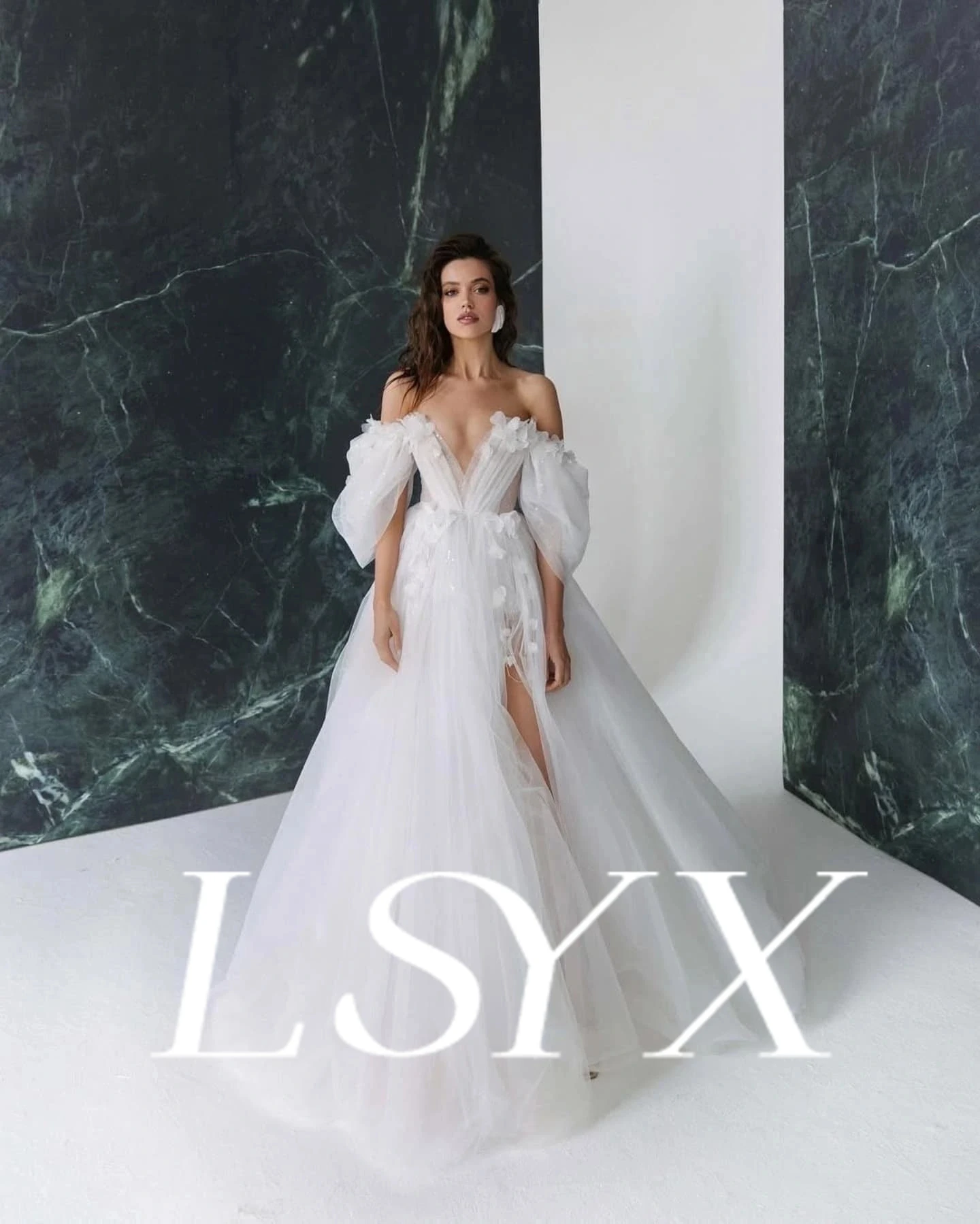 LSYXカスタムオフショルダーディープVネックパフスリーブ3Dフローラルアップリケチュールボールガウンハイ スリットロングトレーンエレガントローマン