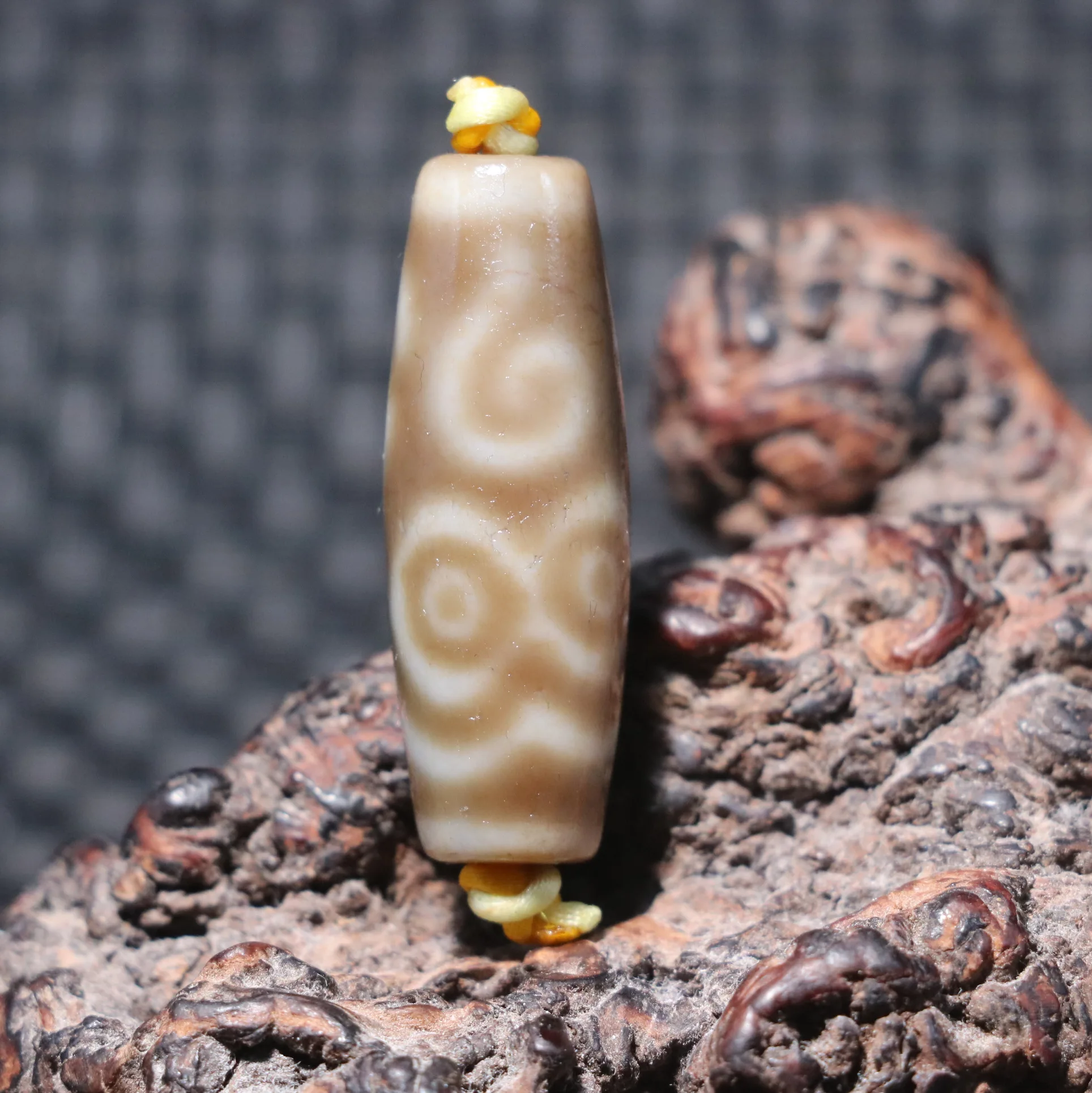 

1005009377543500 Energy Tibetan old Agate Oily Patina Banruo Buddha Eyed dZi Bead Amulet Fit For Bracelet Amulet