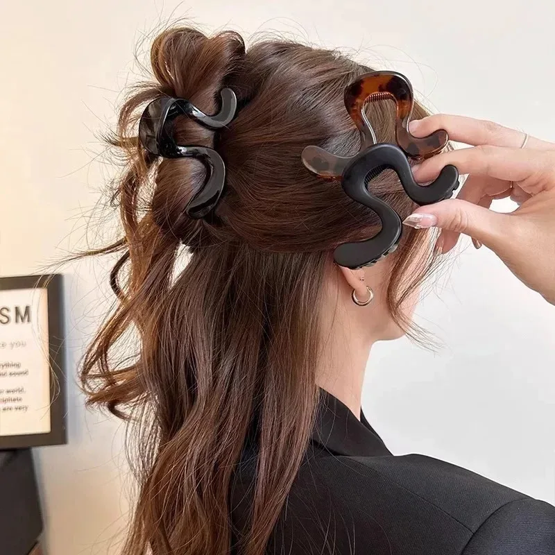 

Geometric Design Hair Claw Clip Women's Stylish New Back of Head Bun Shark Clamp Hair Accessory Professional Salon Grade