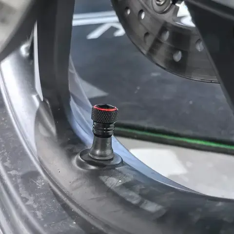 Nytt för Bajaj Dominar 400 250 Dominar400 Dominar250 2018-2024 2025 Aluminium motorcykeltillbehör däckventilhattar pluggskydd 10 best sales dominar400 - №1