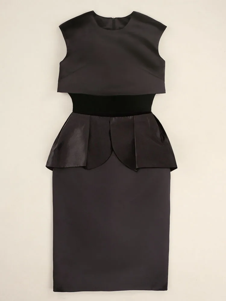 

Elegant French vintage style sleeveless black workday Commuting dress with high waist and a round neck for a sophisticated look