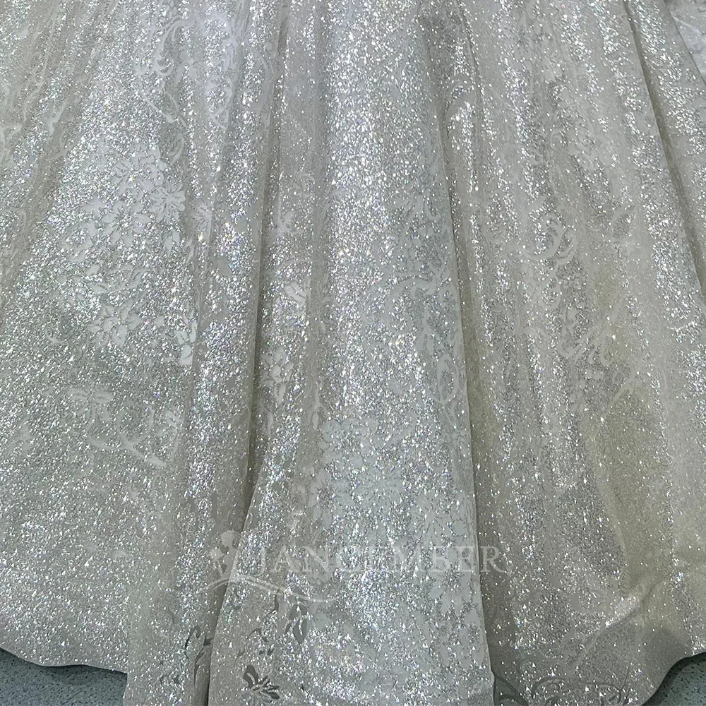 Biała, krótki rękaw, ekskluzywna suknia ślubna z bogatymi zdobieniami i diamentami, luksusowa, szyta na miarę vestidos de novia.