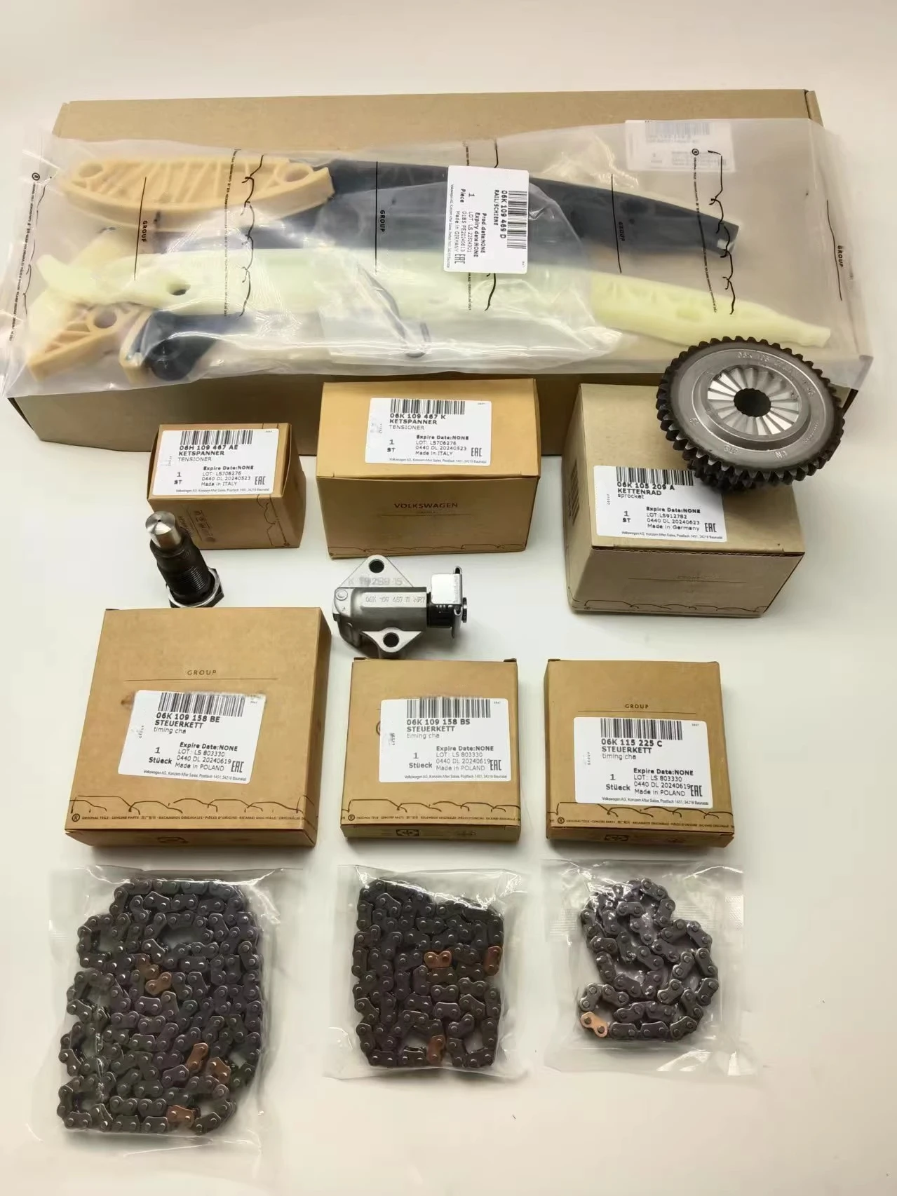 new, genuine German-made 13-piece engine timing chain kit for Audi, Volkswagen, Skoda, and SEAT 1.8, 2.0 TSI, TFSI, EA888 engine