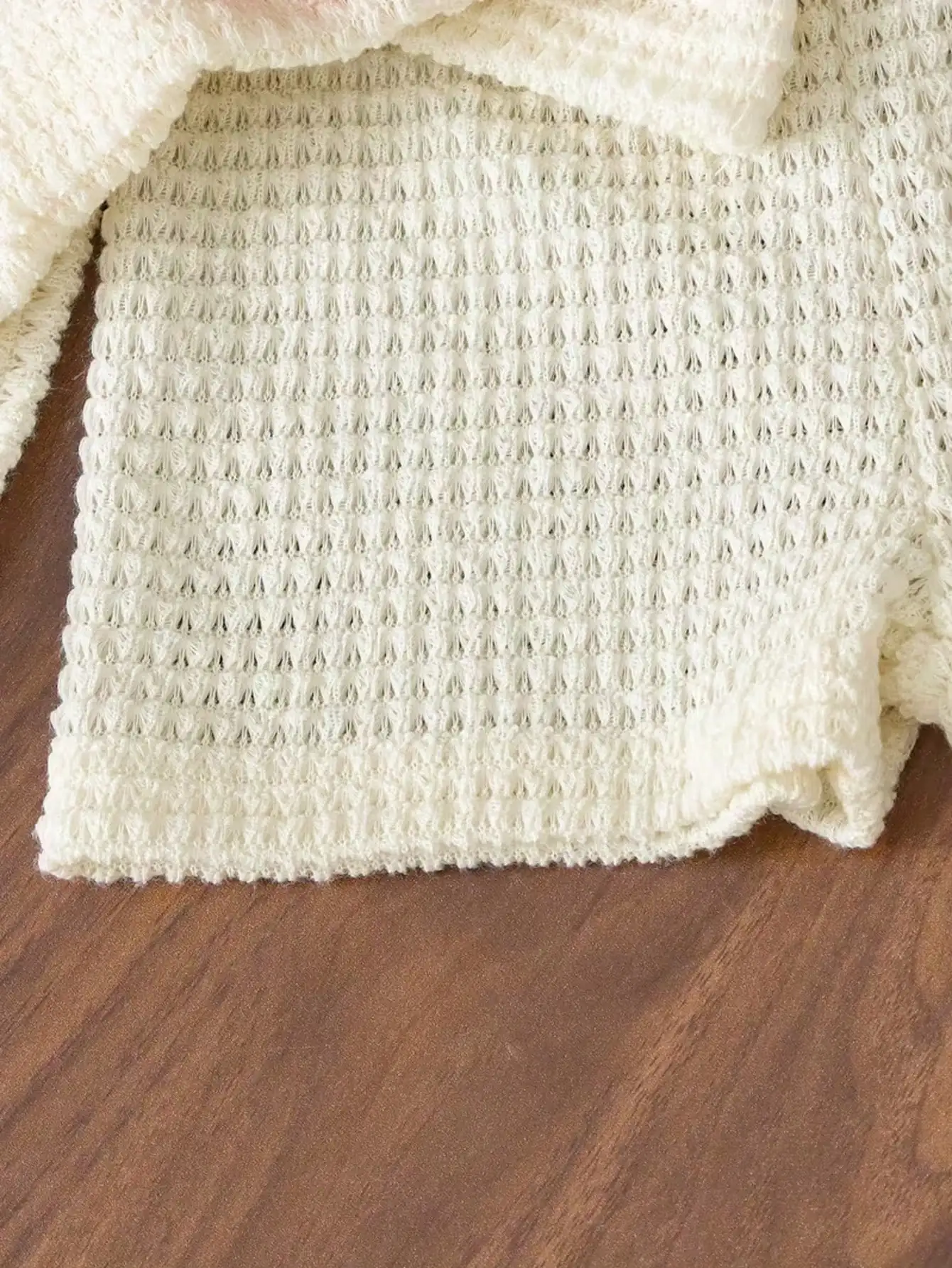 Kinder-Set mit Rundhals-Oberteil aus Strickstoff mit Fruchtmuster und ärmellosen Ärmeln sowie einfarbigen Shorts mit elastischem Bund. – Detail 8