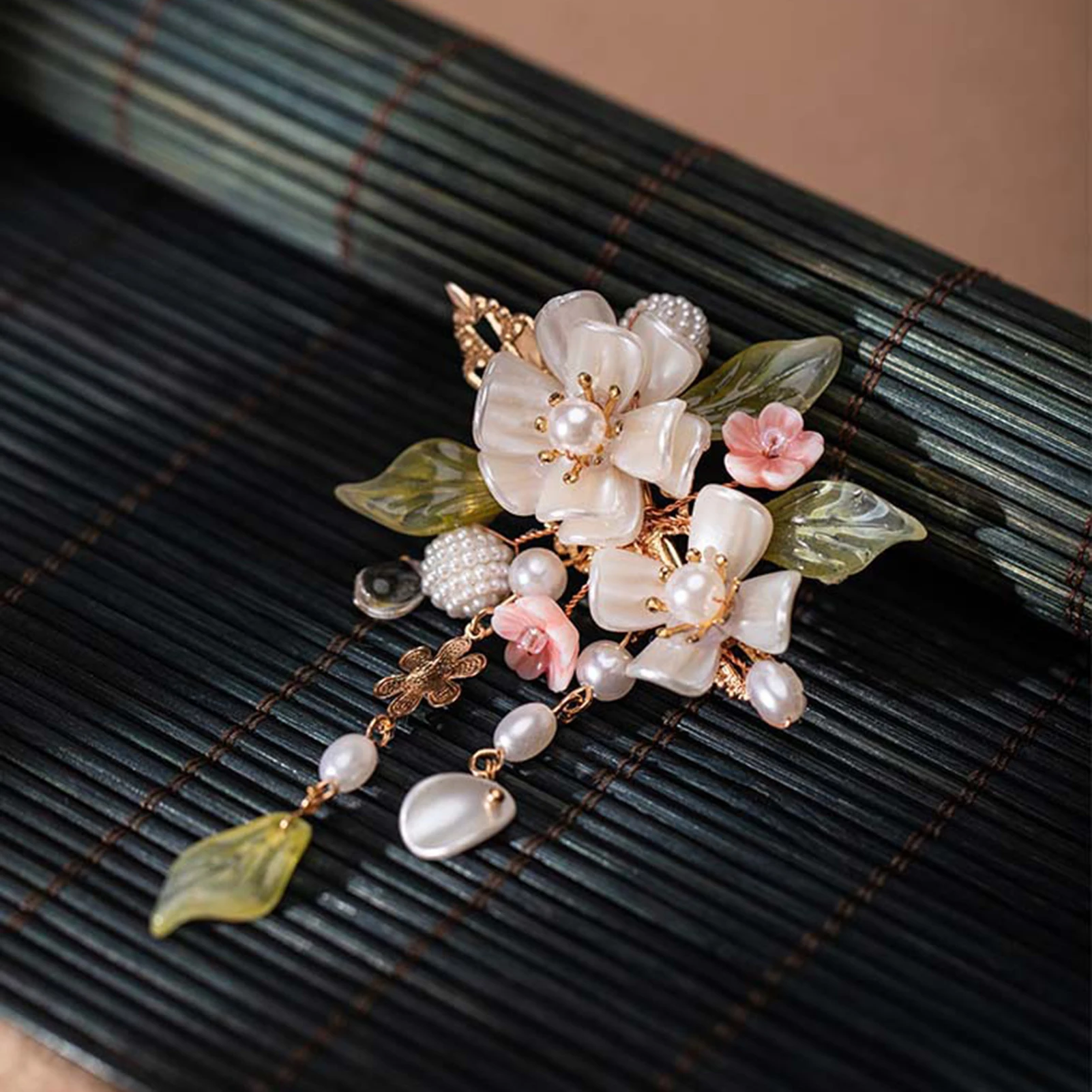 Sweet Style Sakura Hair Clips/Hairpin/Hair Comb with Tassel Decor Non-slip Versatile Beauty Bridal Headwear for Dress Hairstyle