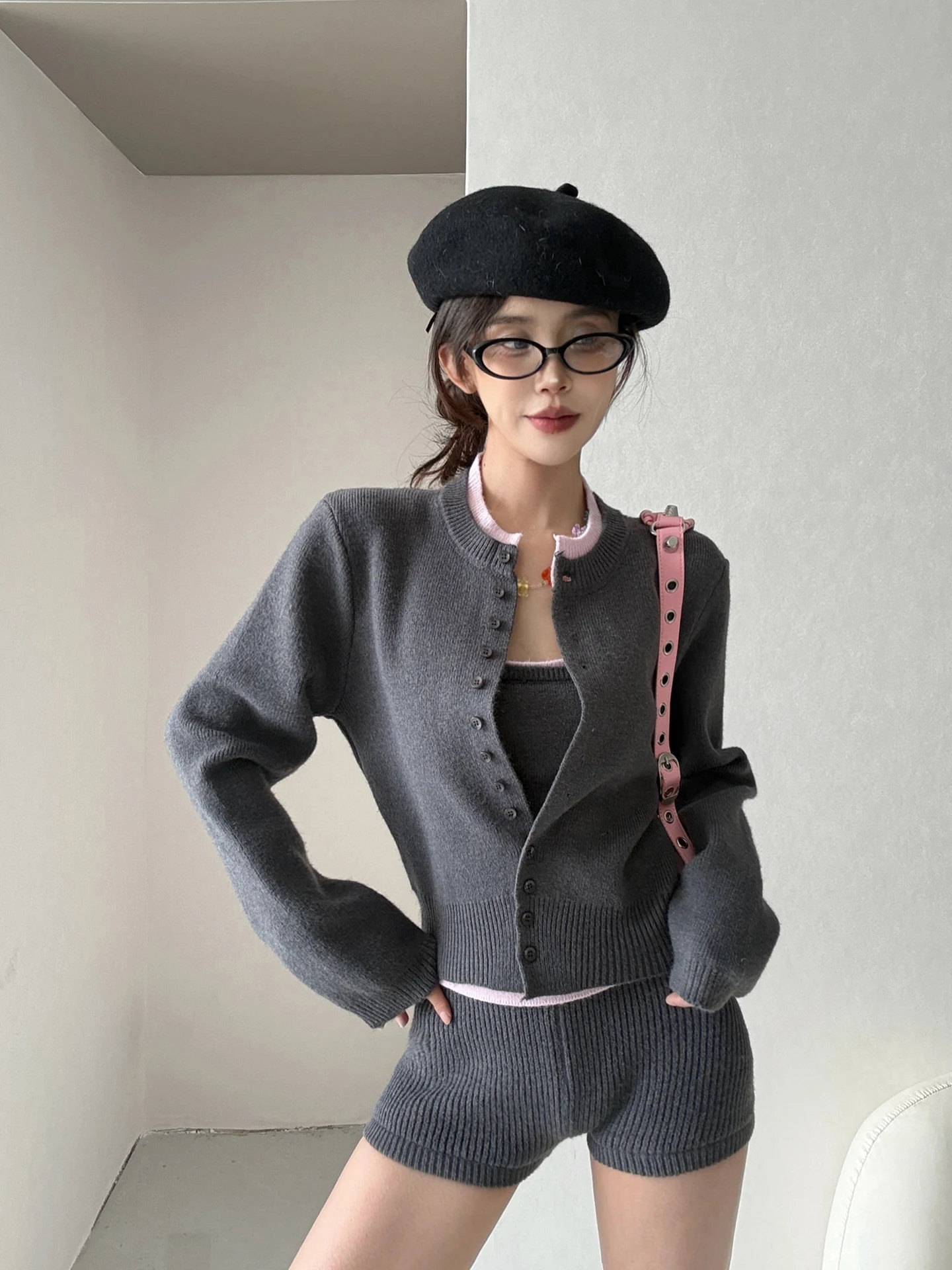 American Retro Spicy Girl Miu Color Block Knitted Short Set with Open Cardigan And Strap Slim Fit Shorts Three Piece Set