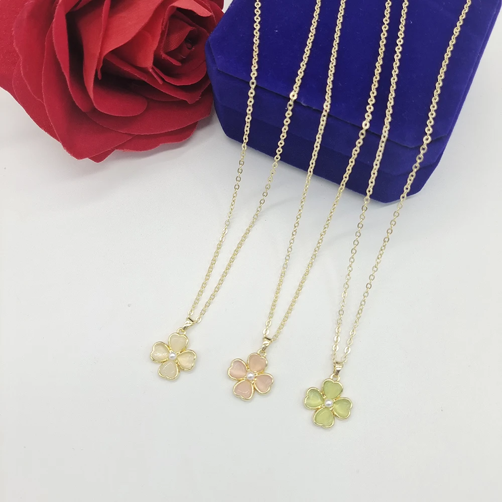 Fashion Pendant Necklace Crystal Setting Four Leaf Clover Shaped Gold Color Preserving Plated Women Girls Perfect Gift