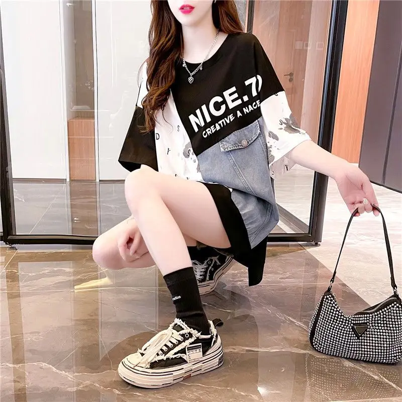 

2024 Summer Sweet and Cool Street Style, Westernized Round Neck Letter Print Denim Patchwork, Fashionable Design Sense T-shirt