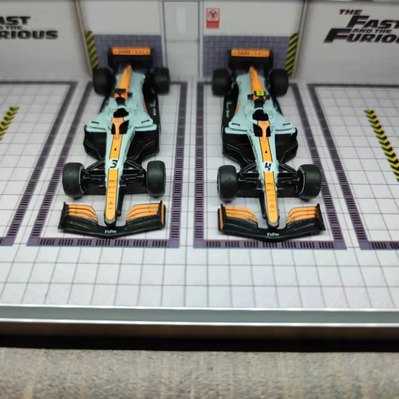 McLaren Mobil Model Lukisan Teluk MCL35M F1 Monaco Edisi NO.3 dan NO.4 Model Mobil Replika Edisi Terbatas 2 Buah Set Diecast 1/64