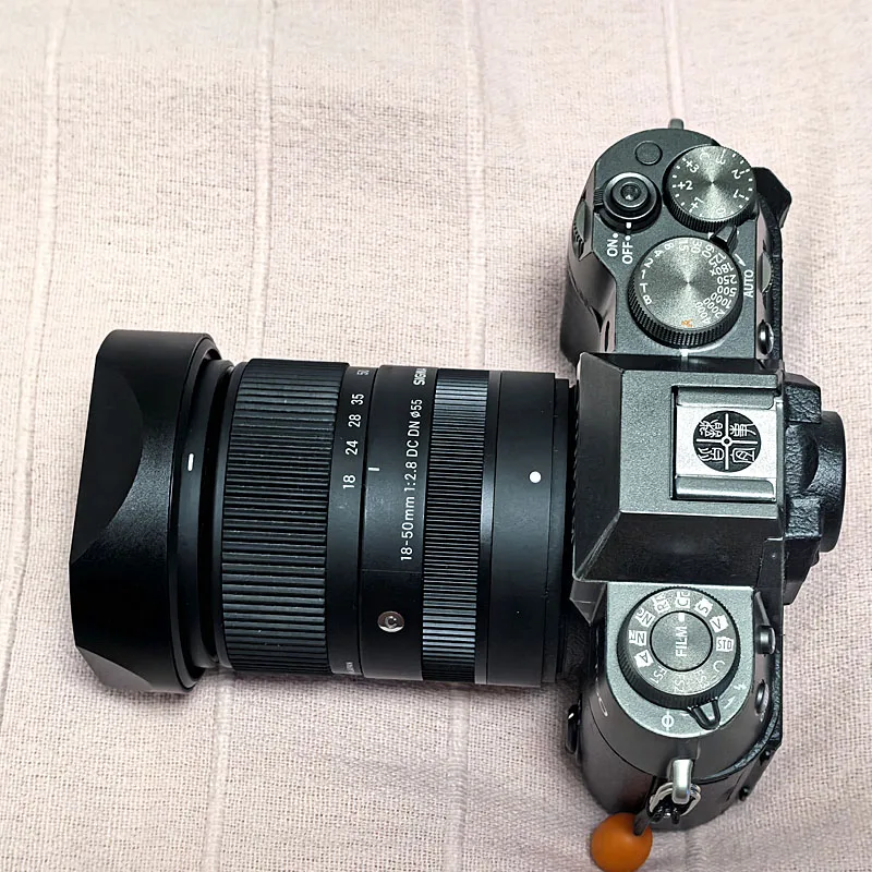 غطاء عدسة مربع لـ Sigma18-50mm F2.8 DC DN Sigma 56mm F1.4 DC DN يستبدل Sigma LH-582-02