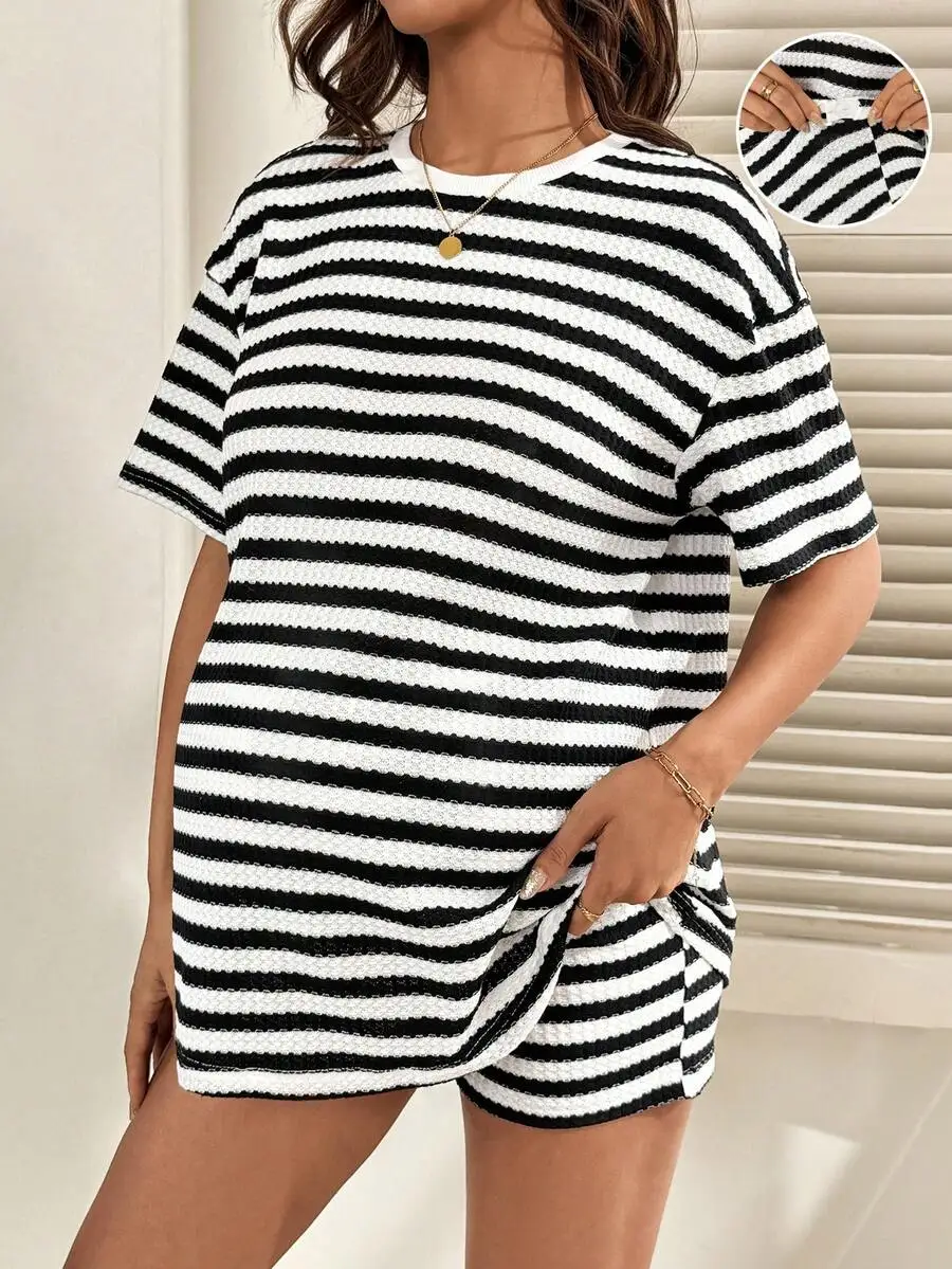 

2pcs Striped Print Round Neck Short Sleeve Top And Shorts Casual Set