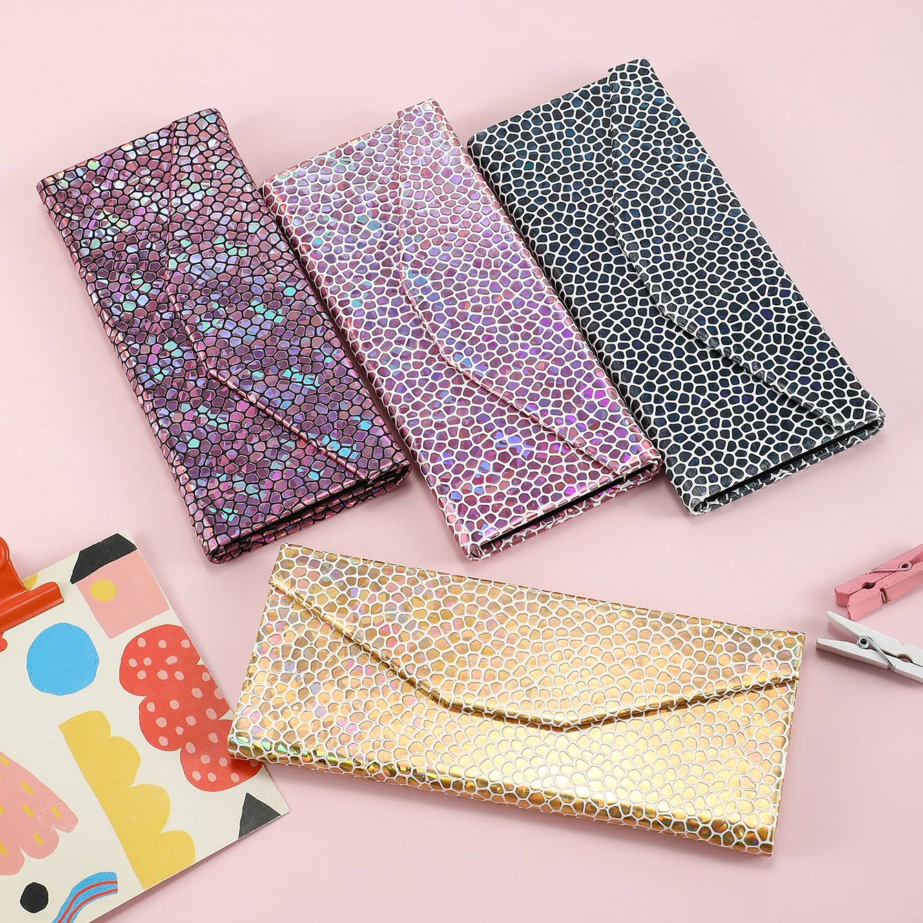 1pc Glitter Snake‑Pattern Glasses Case Portable Fold‑Over Hard Shell Eyeglass Storage Box for Women Daily Travel Outdoor Use