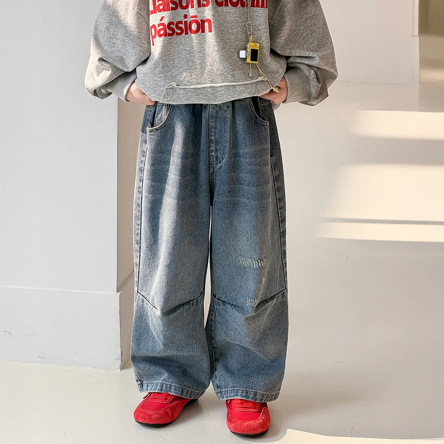 

Детские джинсы для мальчиков, весна 2026, новый стиль, простые и свободные, прямые брюки, повседневные штаны для детей