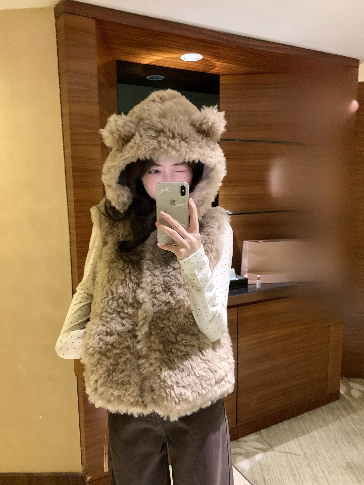 

Женский жилет с капюшоном и ушками бурого медведя, с подкладкой из овечьего меха, маленький размер, осенне-зимний, теплый, из полиэфирного волокна, повседневная верхняя одежда