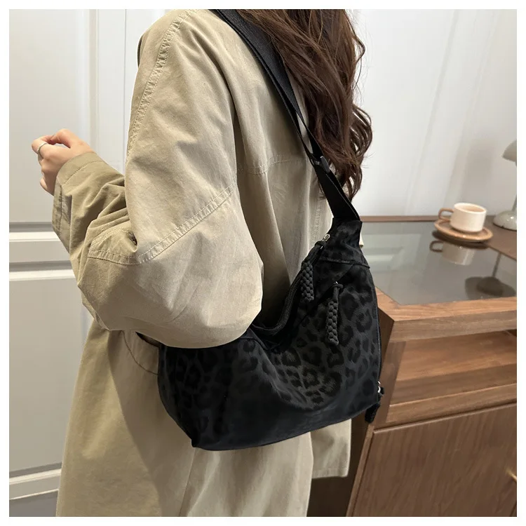 Modische Damen-Umhängetasche mit Leopardenmuster, große Kapazität, Hobo-Umhängetasche für den täglichen Pendelverkehr, lässiges Outfit, Achseltasche – Detail 11