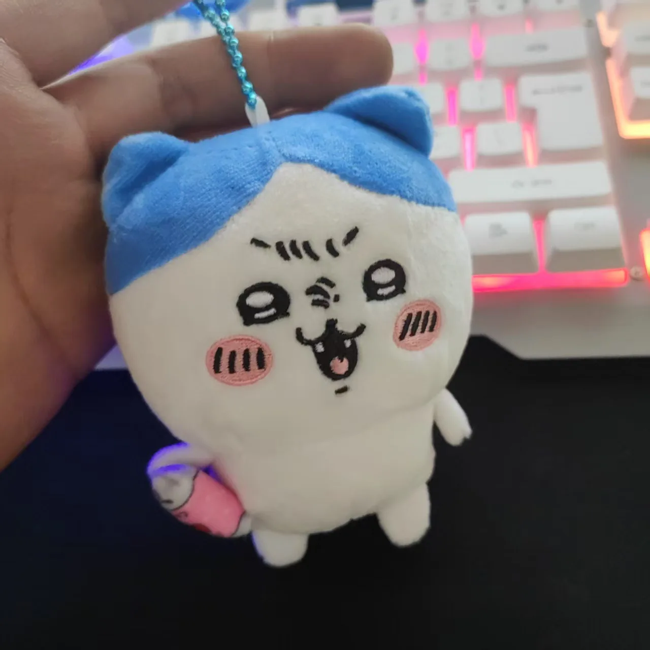 

Chiikawa мультфильм анимация напиток сода Hachiware Can Hachiware Hideous милый кулон Kawaii плюшевая кукла школьный портфель кулон кукла кукла