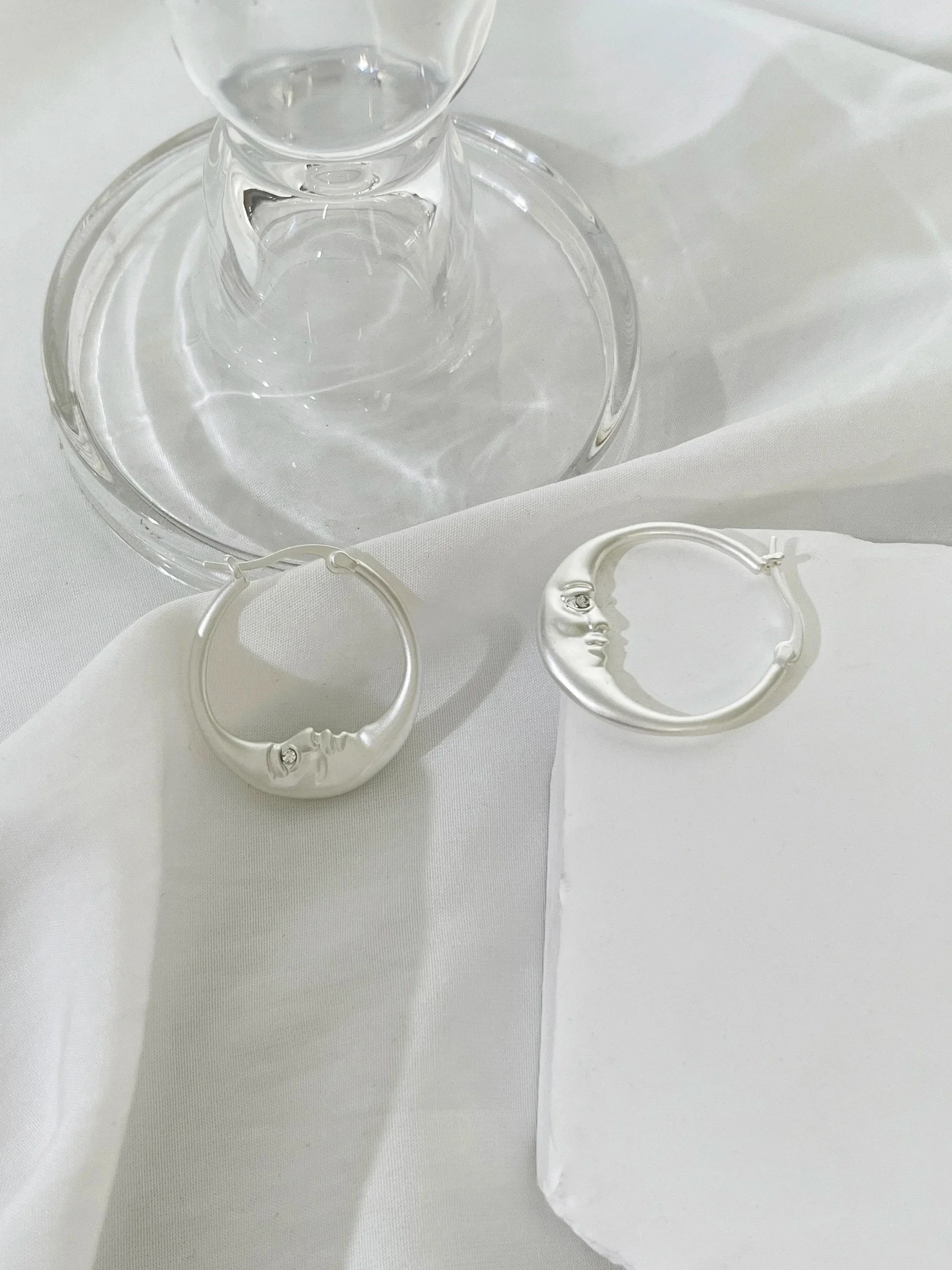 Vintage stijlvolle mat goud verzilverd halve maan Huggie hoepel oorbellen voor vrouwen mode retro sieraden beste cadeaus
