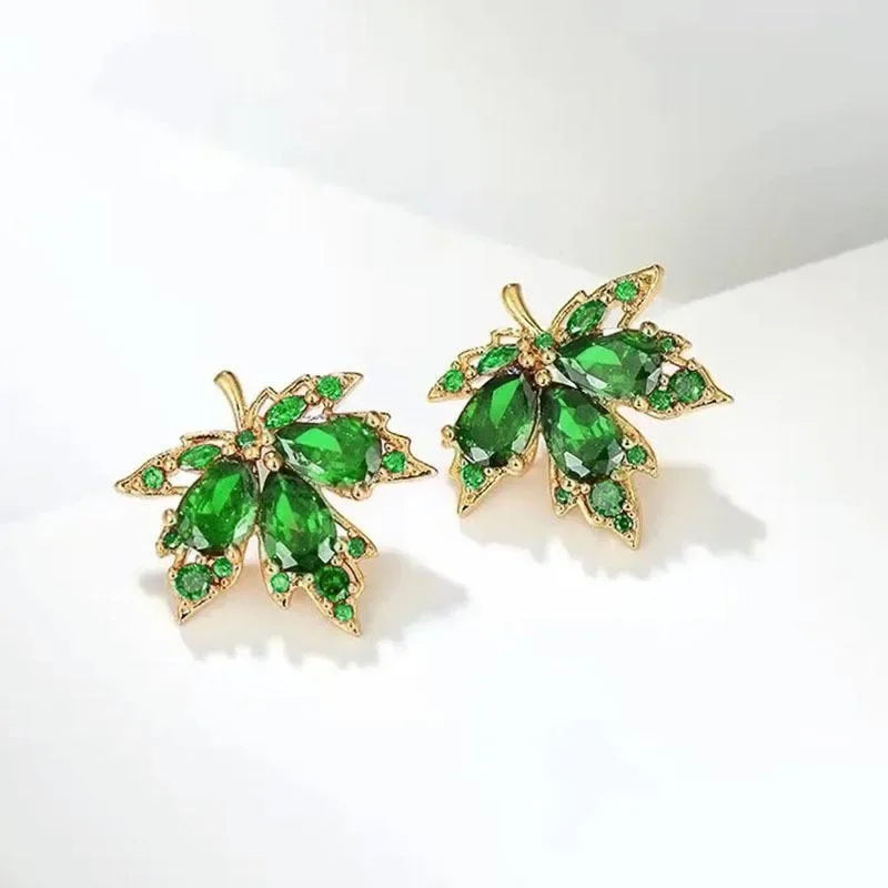 ミラノの女の子たちは、キュービックジルコニアのメープルリーフデザインのイヤリングをセットし、女性が着用するのに適しており、豪華で軽い高級ジュエリーです。 1