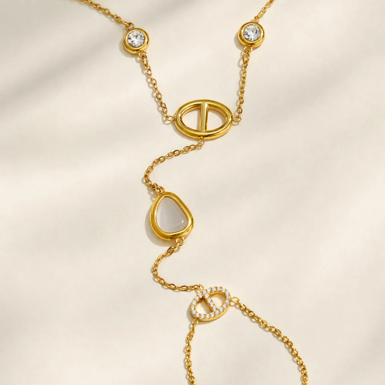 Zierliches Handkettenarmband für Damen, Edelstahl-Handkettenarmbänder, 18k vergoldetes Armband, rundes Zirkon-Charm-Armband – Detail 9