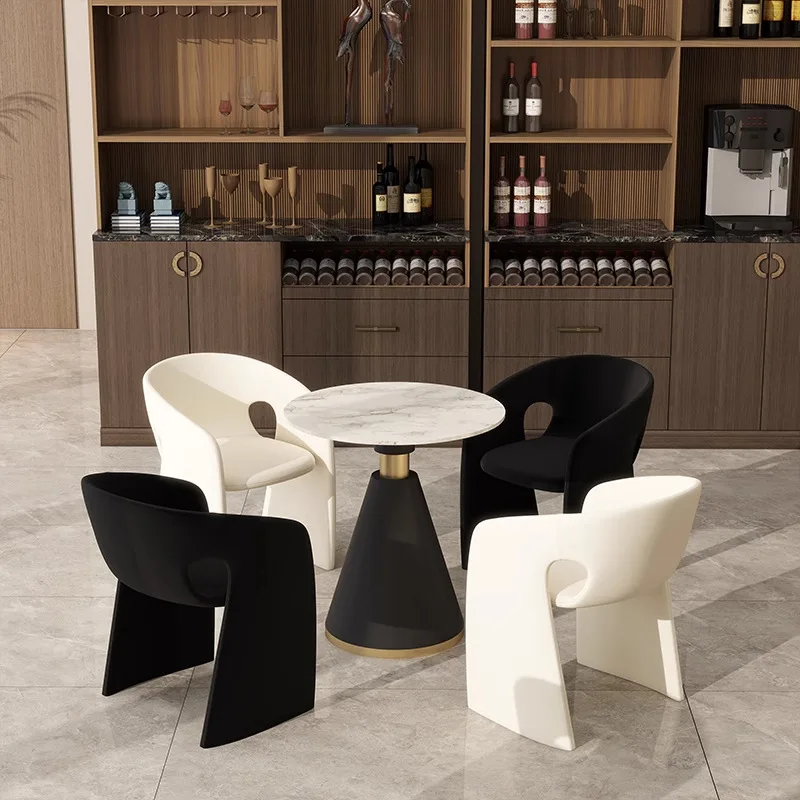 Negociar a combinação de mesas e cadeiras, receber convidados com mesas e cadeiras de lazer, shopping centers