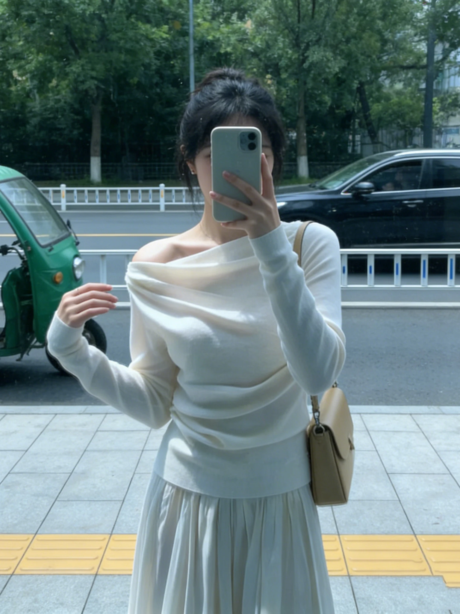 

White Off-Shoulder Knitted Long Sleeve T-Shirt Spring 2026 New Women's Design Pure Desire Top French Style Slim Fit Medium So...