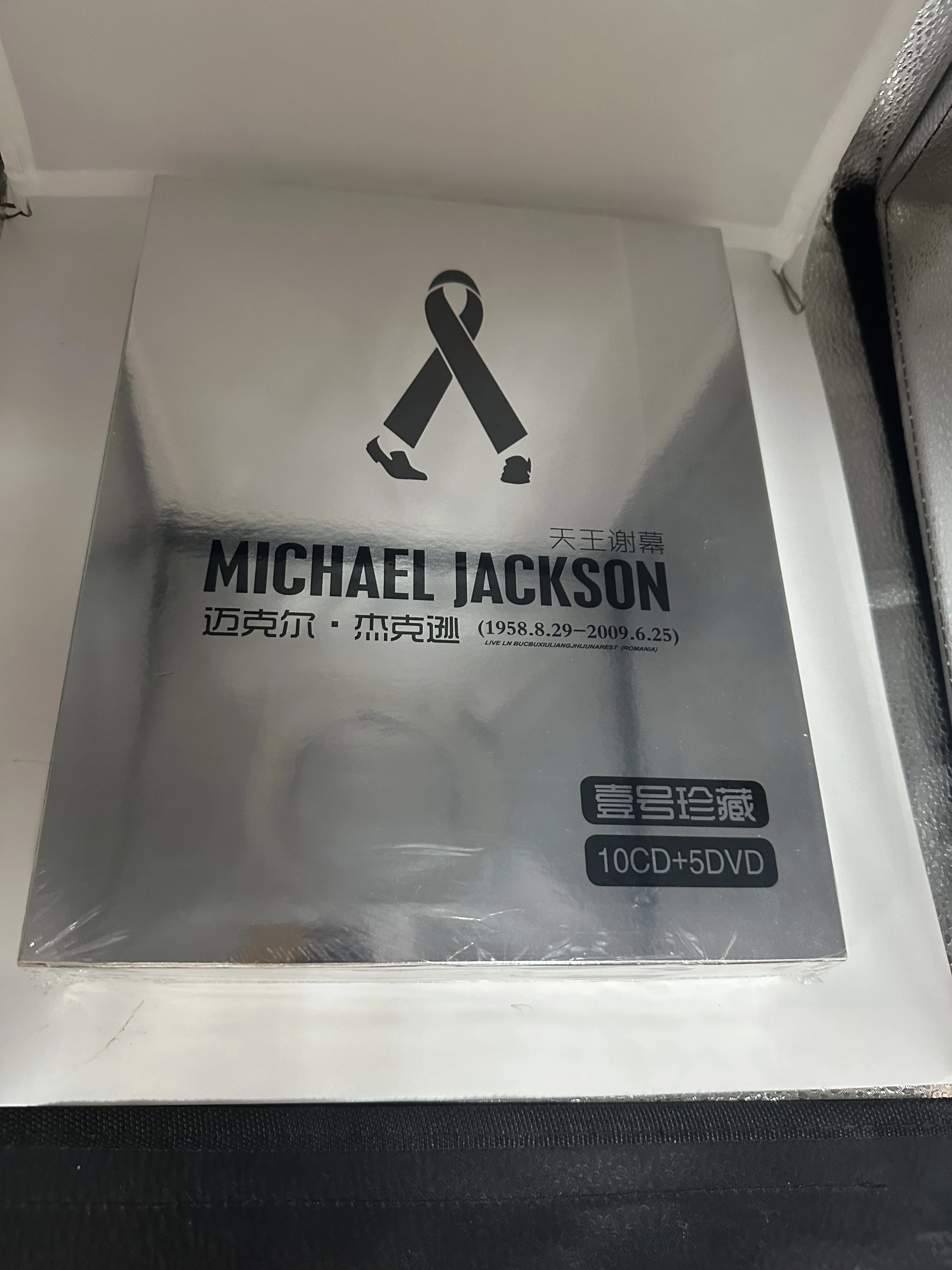 Famous American singer album hardcover collection vinyl album CD box music CD 10 CDs and 5 DVDs