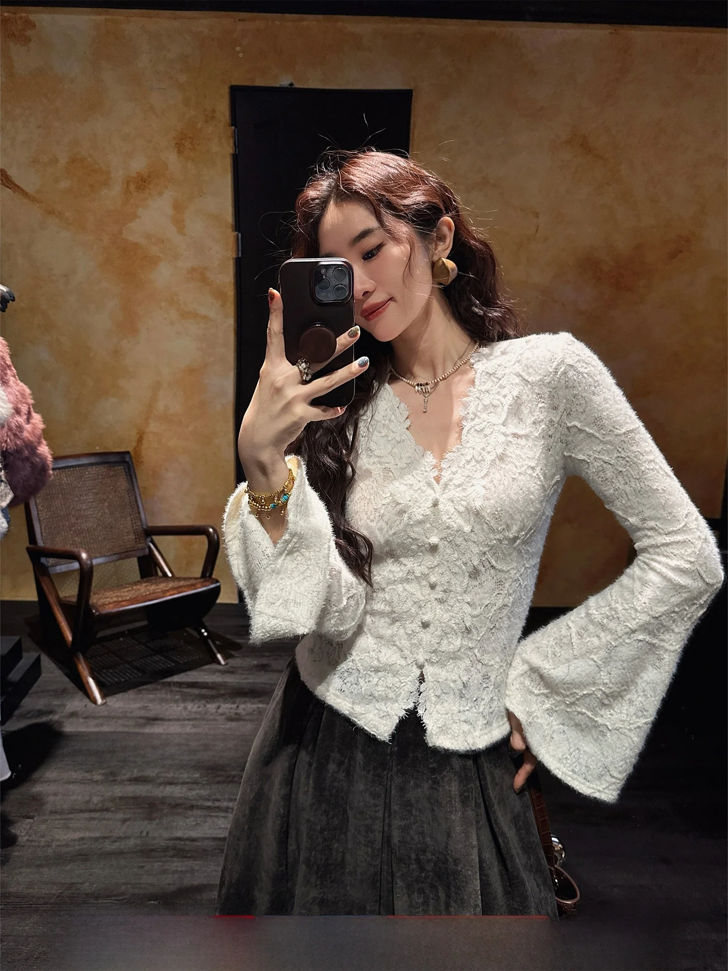 

Sanji Bla Flower【Hua Li】Новая женская трикотажная футболка с высоким воротником, длинным рукавом и кружевной отделкой, базовая модель 2025 года