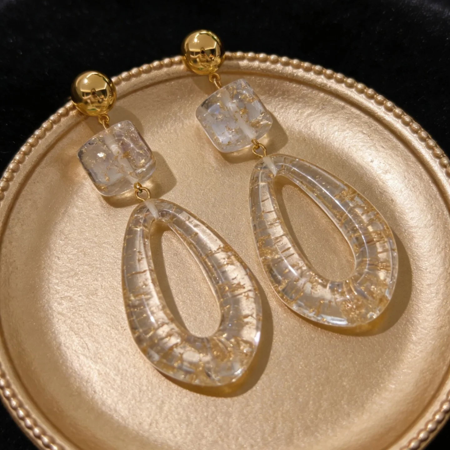 Hollowed-out geometric earrings, simple and elegant stud earrings